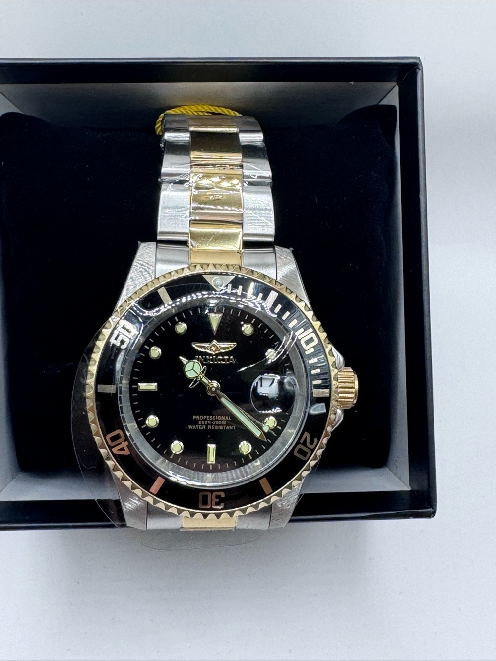 26973- Invicta Pro Diver Men's 43mm Two-Tone Black Dial Quartz Date 200m w Box